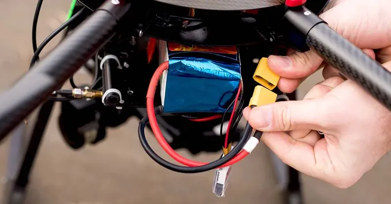 Como fazer a manutenção da bateria do seu drone agrícola - Droniuns