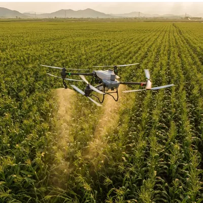 Drone agrícola em voo, realizando pulverização em área de mata ciliar. Tecnologia e sustentabilidade para um campo mais verde e produtivo.